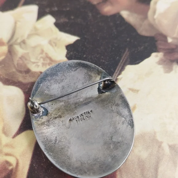 White and Sterling Silver Brooch - Picture 8 of 9